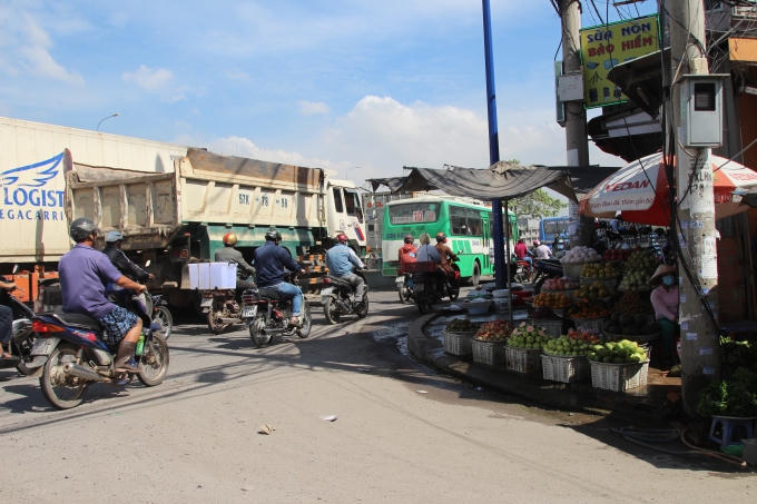 Chợ tự ph&aacute;t lấn chiếm l&ograve;ng đường khiến cho giao th&ocirc;ng qua khu vực đ&atilde; kh&oacute; khăn lại c&agrave;ng kh&oacute; khăn hơn.
