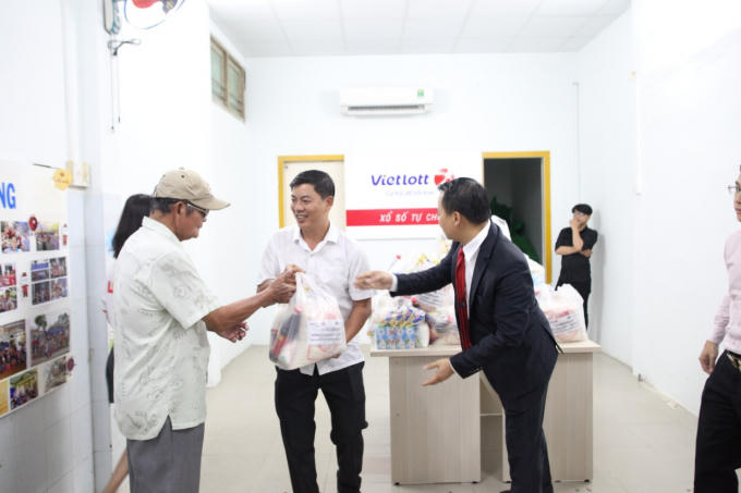 Ông Thủy (Áo trắng ngoài cùng bên trái) trao tặng các phần quà từ thiện tại Khánh Hòa.