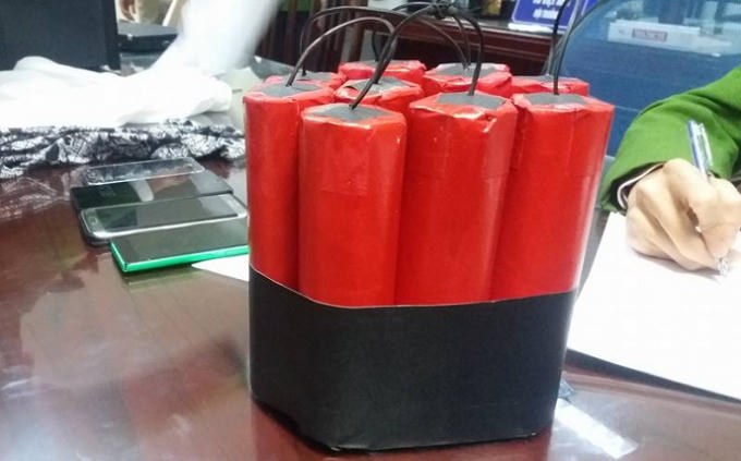 Bom giả được nhóm đối tượng sử dụng đã dựng clip tung trên mạng xã hội.