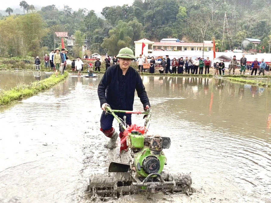 Ông Hà Ngọc Việt - Phó Bí thư Đảng uỷ, Chủ tịch UBND xã trực tiếp xuống đồng, cầm cày và thực hiện nghi lễ "đường cày đầu năm".