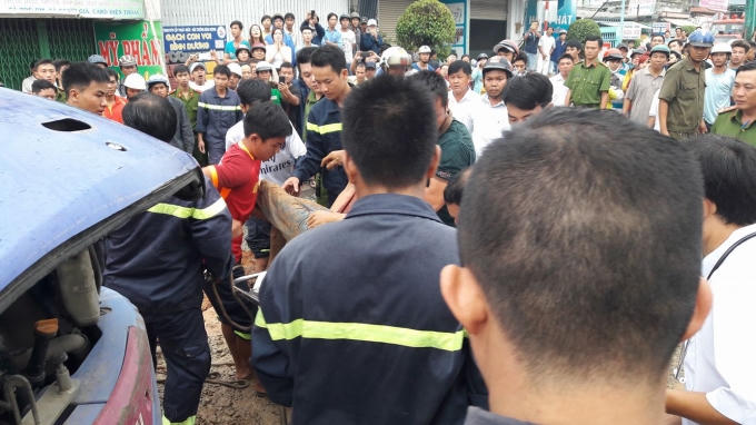 Công nhân được lực lượng cứu hộ đưa lên.