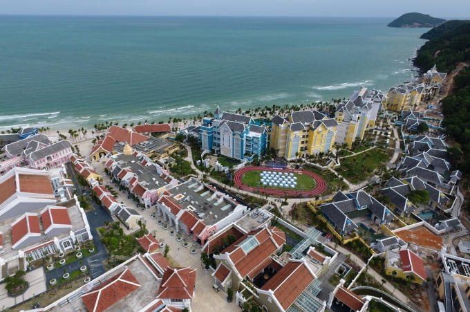 JW Marriott Phu Quoc Emerald Bay tọa lạc tại Bãi Khem, phía Nam đảo Phú Quốc, một bãi biển tuyệt đẹp với cát trắng như kem và nước trong màu ngọc bích.