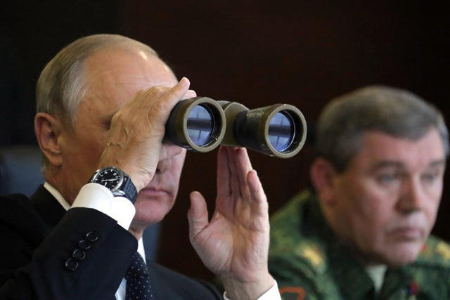 Tổng thống Putin mang ống nhòm theo dõi cuộc tập trận Zapad-2017 tại vùng Leningrad hồi tháng 9. (Ảnh: AFP)