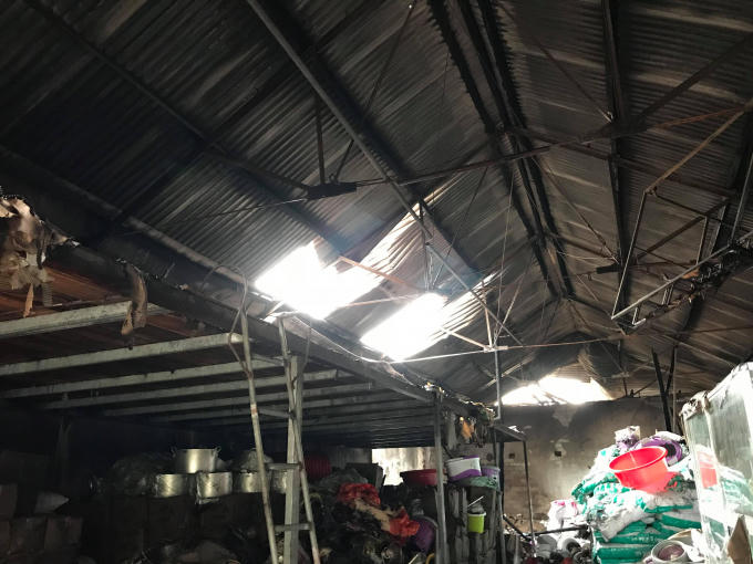 Sau nhiều giờ "quần thảo" ngọn lửa đã tàn phá nặng nề kho chứa hàng rộng hơn 2000 m2.