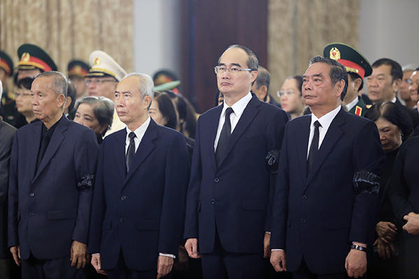 Bí thư Thành uỷ Nguyễn Thiện Nhân cùng đoàn cán bộ lãnh đạo TPHCM cúi đầu tưởng nhớ nguyên Tổng Bí thư Đỗ Mười. (Ảnh: Vnexpress)