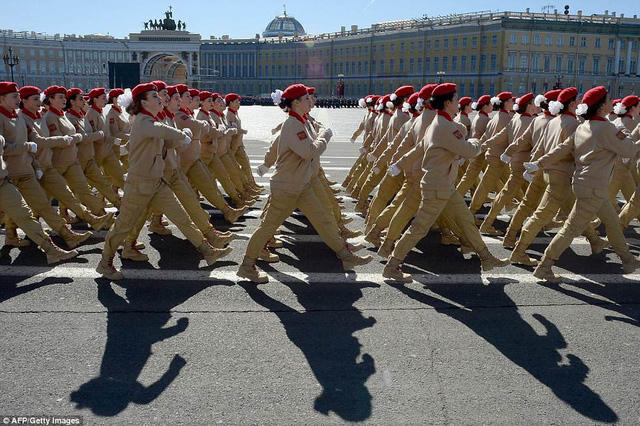 Các nữ binh sĩ tập diễu hành theo đội hình tại St. Petersburg. (Ảnh: AFP)