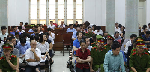 Các bị cáo được ngồi nghe tòa tuyên bản đọc trong hơn ba tiếng. Ảnh: X.H