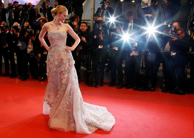 Diễn viên Elle Fanning trên thảm đỏ.