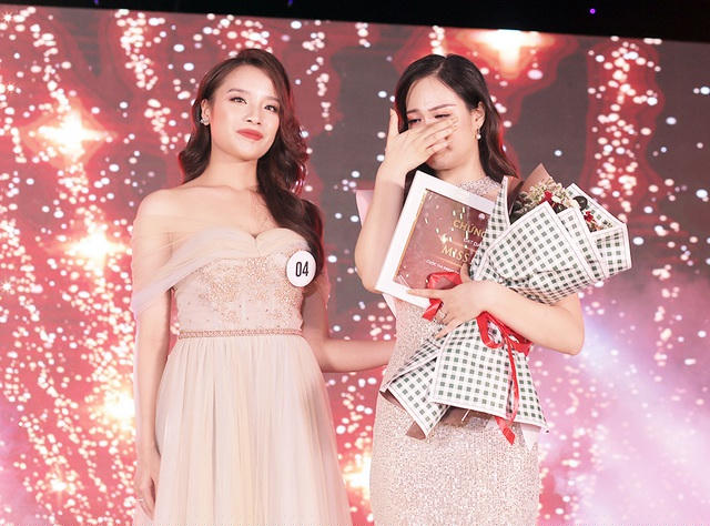 Trong giây phút nghe tên mình được xướng lên cho ngôi vị cao nhất, Nguyễn Khánh Linh đã bật khóc vì xúc động và hạnh phúc