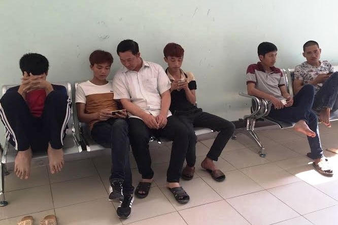 Các công nhân đang chờ tiến hành làm các thủ tục xét nghiệm.