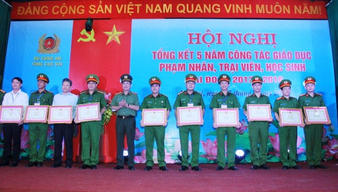 Thứ trưởng Nguyễn Văn Thành trao Bằng khen của Bộ trưởng Bộ Công an tặng các tập thể, cá nhân có thành tích xuất sắc (Ảnh: CAND).