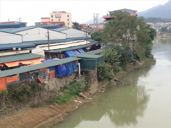 Ai đã dung túng cho những kẻ bắn tôn, bít kín cả hệ thống bờ kè rồi đường bậc bê tông kiên cố xuống sông lấy nước như thế này để... lập ki-ốt, bán trao tay nhiều trăm triệu đồng? Ảnh: Diễm Tâm - Việt Nguyễn.