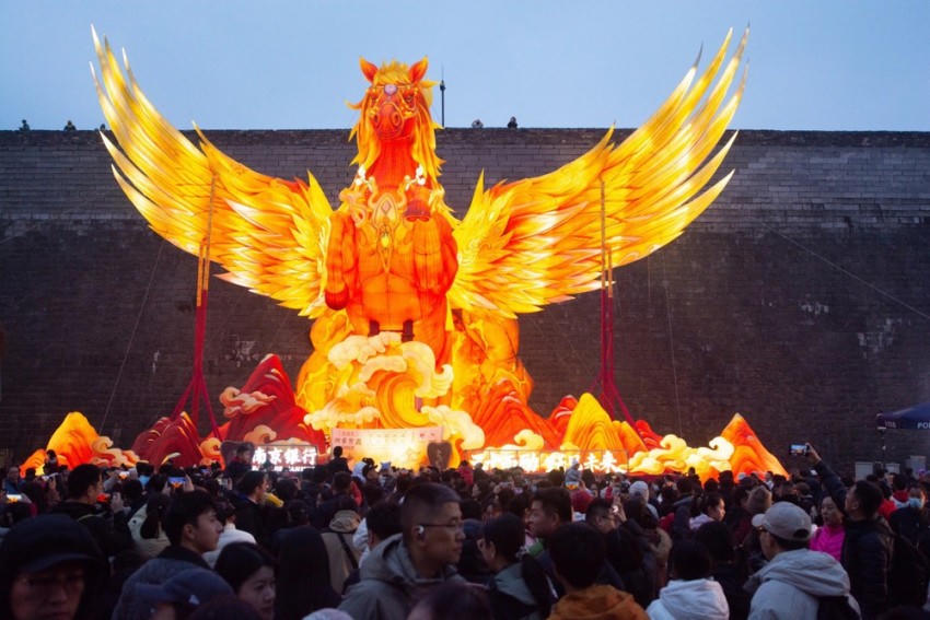 Du khách tập trung trước mô hình ngựa bay khổng lồ tại thành phố Nam Kinh, Trung Quốc