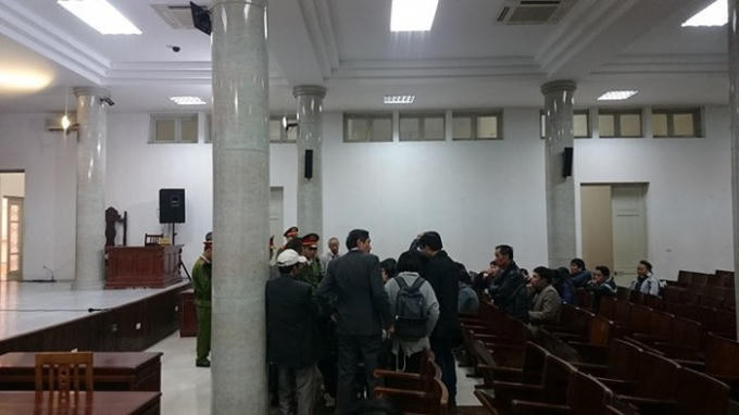 Sau khi tòa tuyên án, các bị cáo được gặp gỡ người thân ít phút trước khi trở về trại giam.