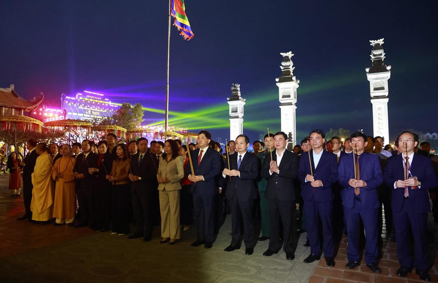 Các đại biểu dâng hương.