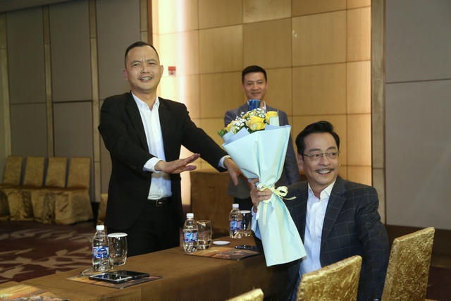 Do NSND Hoàng Dũng không thể bước lên sân khấu nên lãnh đạo VFC đã mang hoa xuống tận nơi tặng ông.
