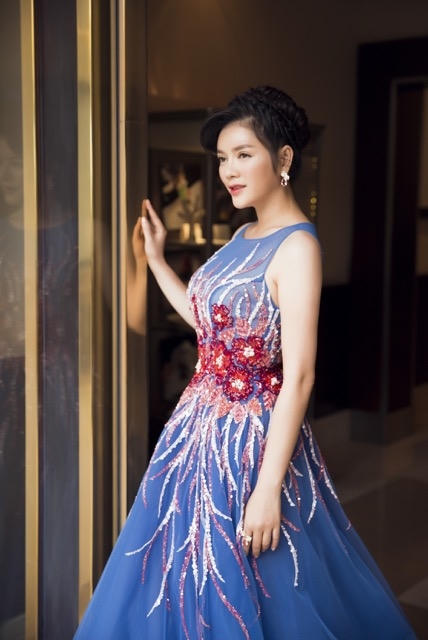 L&yacute; Nh&atilde; Kỳ th&acirc;n thiết với huyền thoại điện ảnh Ph&aacute;p ở bế mạc LHP Cannes