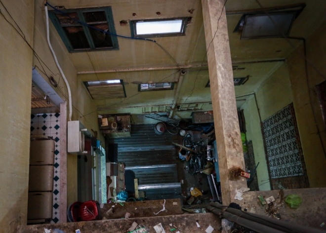 Một hộ dân sửa lại những tấm tôn để tránh dột trần nhà. "Do chung cư xây dựng lâu năm, một số hạng mục công trình xuống cấp nên cứ trời mưa, một số phòng của chung cư lại bị dột", bà Hương, một người dân đang thuê ở chung cư, cho biết.