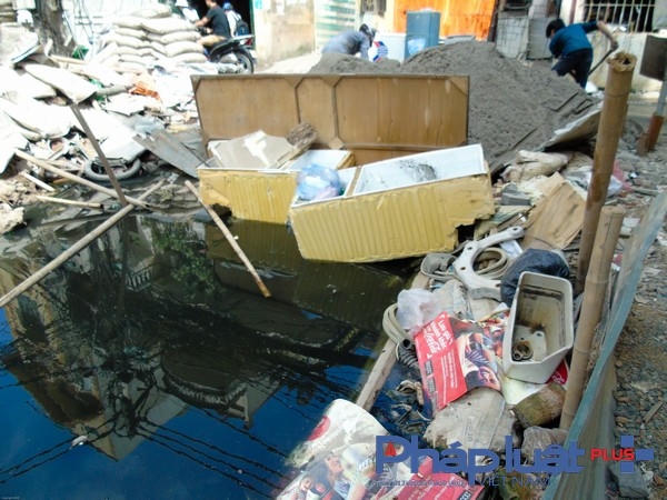 Rác, nước thải, vật liệu xây dựng chất đóng ngay đầu ngõ 139 Khương Thượng.