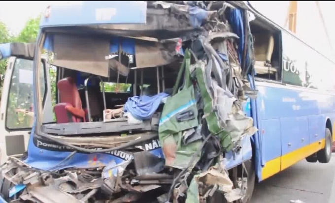 Đầu xe khách giường nằm bị biến dạng và hư hỏng nặng.