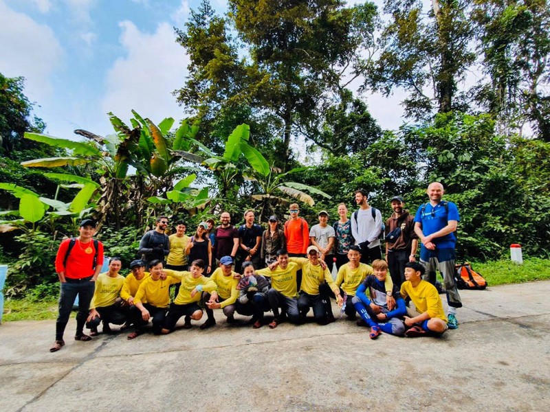 Nhóm porter củaJungle Boss chụp hình lưu niệm với du khách trước chuyến trải nghiệm khám phá hang động.