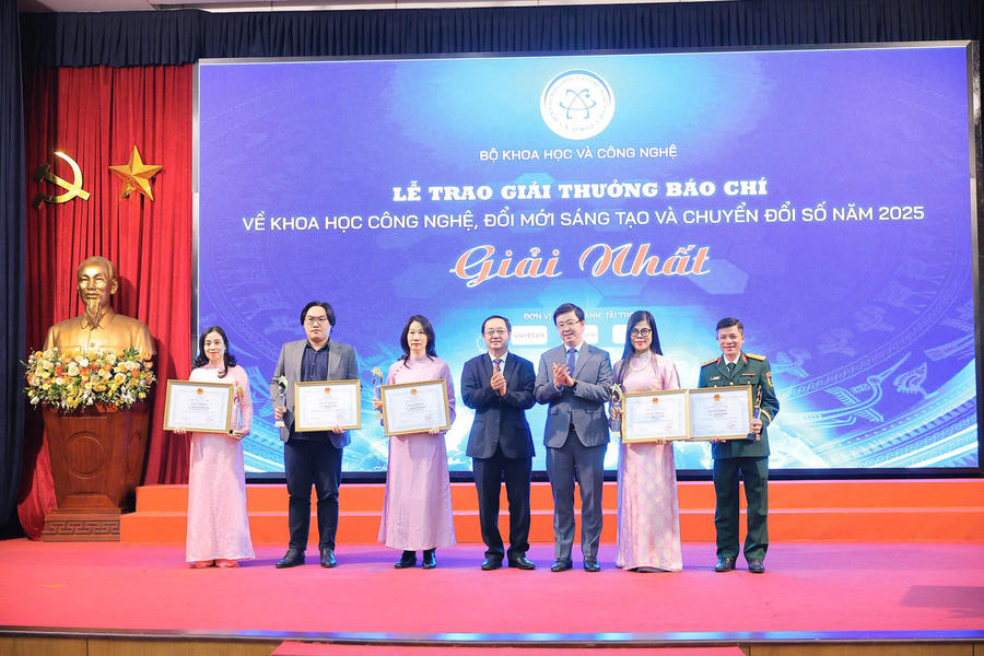 Các tác giả, nhóm tác giả nhận Giải Nhất tại Lễ trao Giải thưởng.
