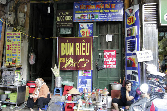 Biển hiệu chằng chịt phố Hàng Chiếu.