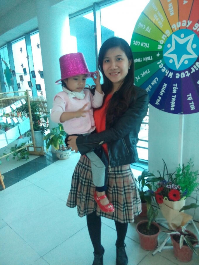 Hai mẹ con chị Thủy c&oacute; mặt trong ng&agrave;y hội.