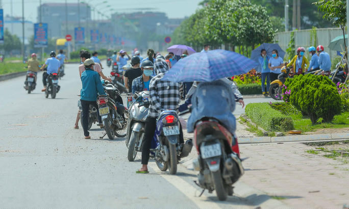 Công nhân đứng trước cổng công ty KCN Quang Châu