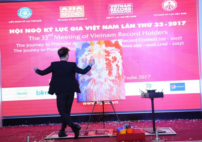 Phần biểu diễn của họa sĩ trẻ Phạm Hồng Minh. Tại Hội ngộ anh cũng ch&iacute;nh thức trở th&agrave;nh Kỷ lục gia Việt Nam.