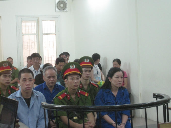 Cựu Kiểm sát viên (VKSND TP Hà Nội) - Trần Tiến Hưng (ngồi sau) cùng 2 bị cáo liên quan tại phiên tòa