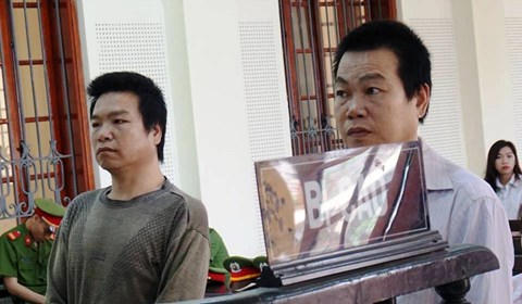 Hai anh em Phanh và Hương trước vành móng ngựa.
