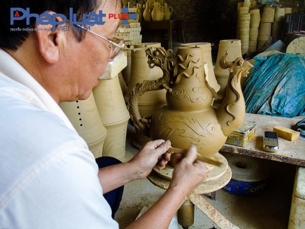 Theo Nghệ nhân Lại Văn Tiến người đã có hơn 40 năm gắn bó với nghề gốm truyền thống của làng tâm sự: “ Nếu nung bằng công nghệ cổ truyền bằng than hoặc củi thì thời gian sản phẩm ở trong lò phải mất 15 ngày mới có thể lấy thành phẩm ra sử dụng được. Với hàng gốm mỹ nghệ, đất sét phải phơi khô rồi cho nước vào khuấy đều, sau đó tinh lọc các tạp chất, cô đặc lại rồi đổ vào khuôn hoặc in dát trên máy, sau đó cắt gọt, đánh bóng vào son, vẽ men và cuối cùng là đưa vào lò nung.
