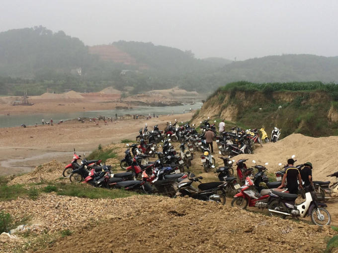 Người dân đổ xô đi đào đá quý.