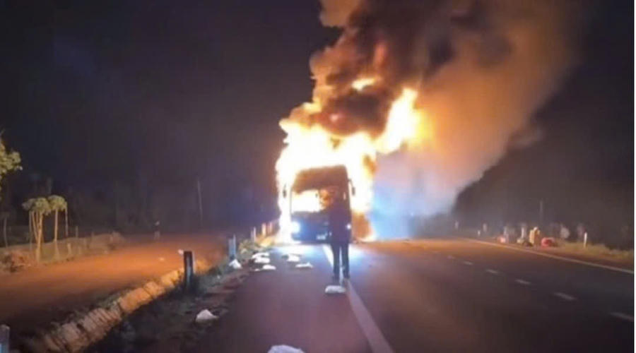 Hiện trường vụ cháy xe khách giường nằm tại Đắk Lắk. Ảnh: T.H