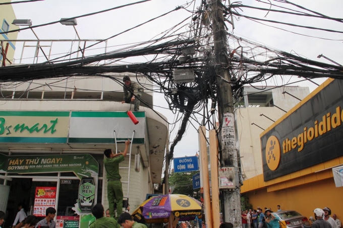Bó cáp viễn thông bị cháy trơ khung.