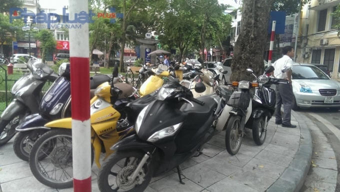 Trông giữ xe ngay trên vỉa hè.