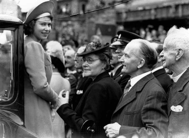 Công chúa Elizabeth được đông đảo mọi người chào đón khi cô tham quan East End tại London vào một ngày sau VE Day.