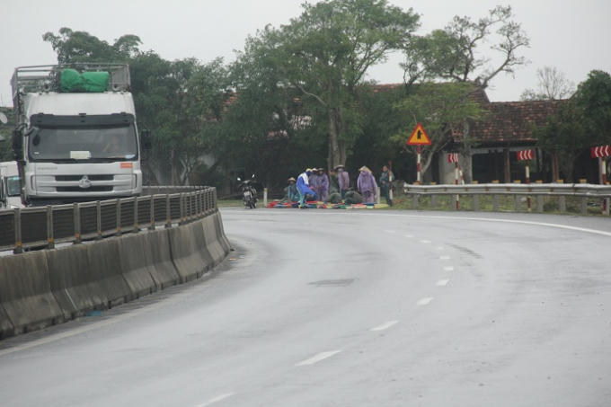 Một số người xem thường tính mạng bản thân, ngang nhiên buôn bán sát đường Quốc lộ.
