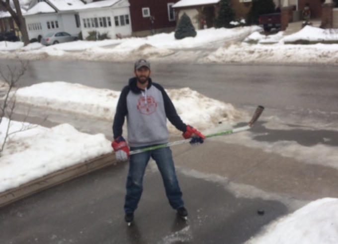 Anh chàng này đang chuẩn bị chơi trò khúc gôn cầu trên mặt đường.