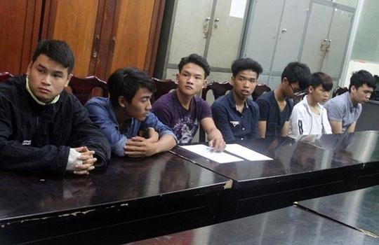 Nhóm thanh niên đập phá xe ô tô tại cơ quan điều tra.
