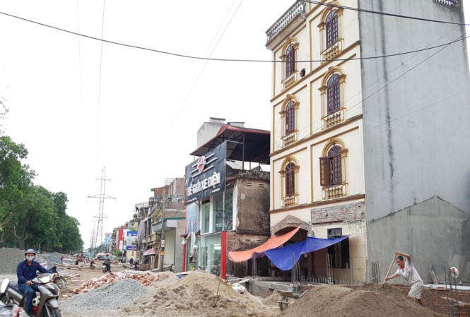 Sau khi thành phố tiến hành di dời 1.300 cây xanh để đẩy nhanh dự án mở đường, nhà đất khu vực đường Phạm Văn Đồng đang được giới 'cò' đẩy giá