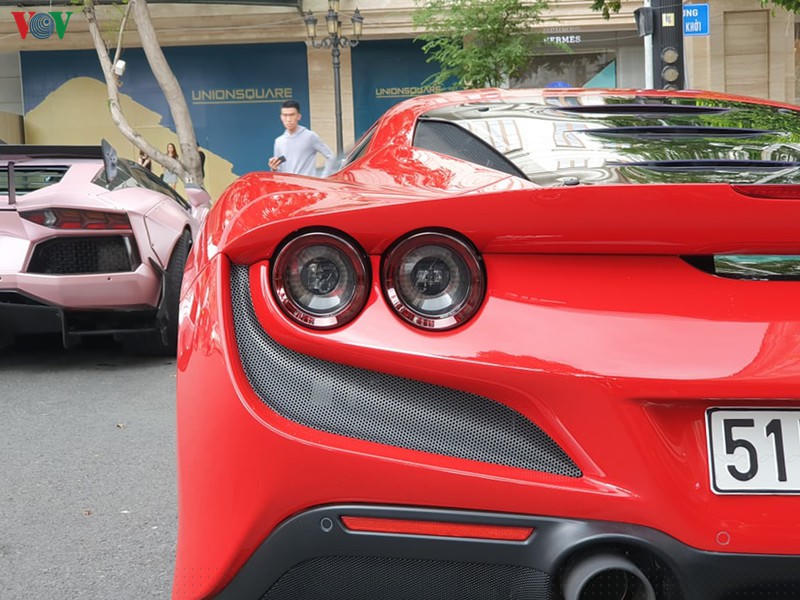 can canh ferrari f8 tributo dau tien tren pho sai gon hinh 14