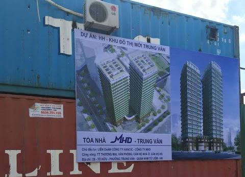 Thông tin dự án được dán ngay ngoài hàng rào tôn.