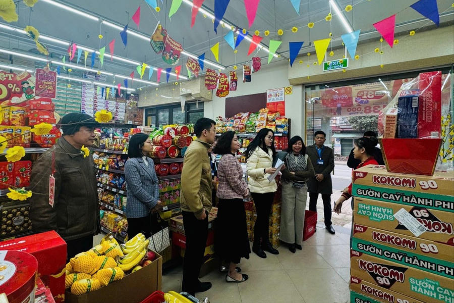 Đoàn kiểm tra thông báo Quyết định kiểm tra tại một siêu thị tại Hà Nội. (Ảnh: Mai Hoa)