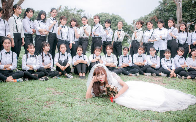 Ngỡ ngàng với bộ ảnh kỷ yếu 37 chú rể tranh giành một cô dâu