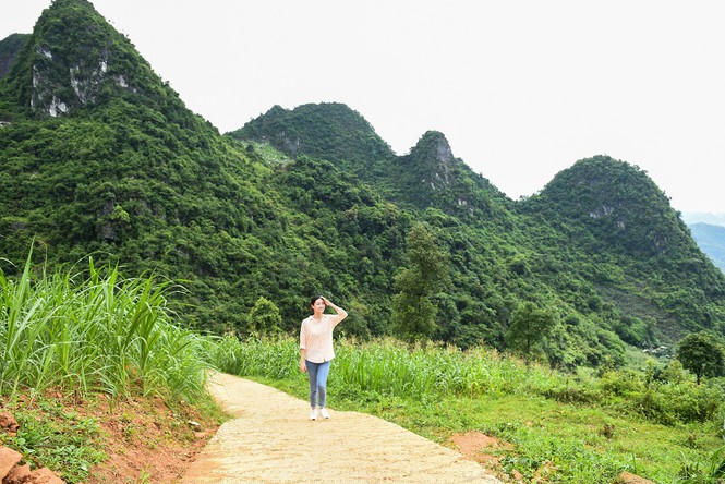 Hoa hậu Lương Thùy Linh giúp trẻ em Lũng Lìu xây ước mơ từ con đường trên núi - ảnh 1