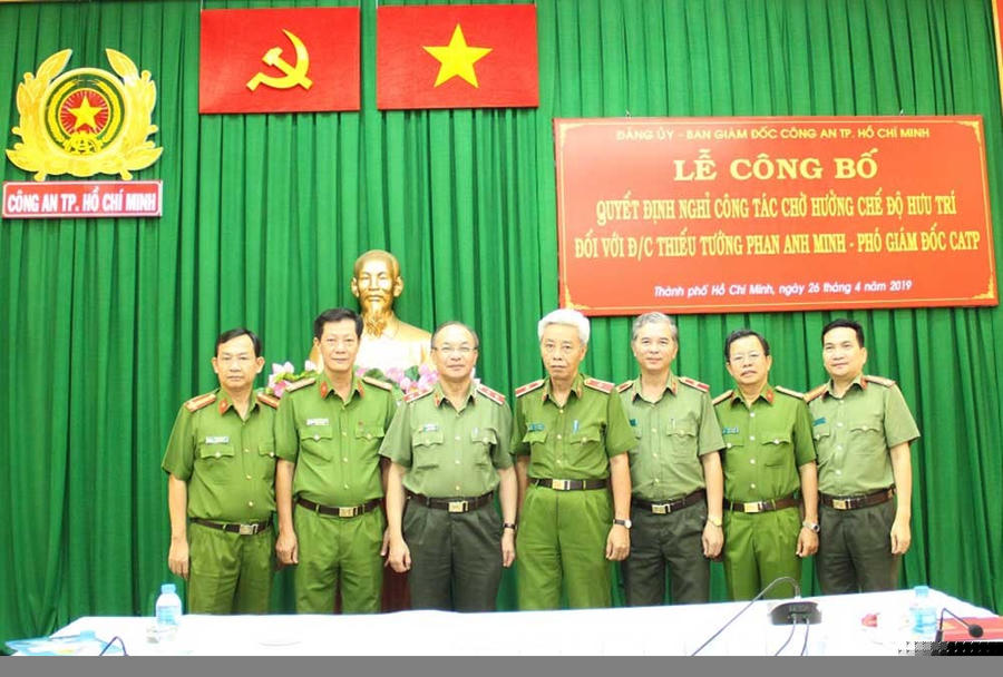 Thiếu tướng Phan Anh Minh chụp ảnh lưu niệm với Ban giám đốc Công an TP.HCM trong dịp nhận quyết định nghỉ công tác chờ chế độ hưu vào cuối tháng 4 vừa qua. Ảnh: Công an TP.HCM