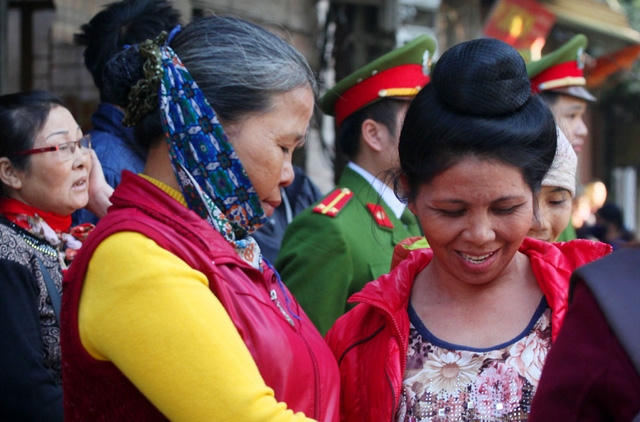 Chị Lò Thị Quân (1974, Điện Biên) người dân tộc Thái xúc động khi được gặp lại mẹ nuôi. Chị Quân cho biết, mình bị bắt vì tội tàng trữ chất ma túy. Quãng thời gian chịu án phạt tại trại giam Thanh Xuân đã giúp chị thấm thía được tội lỗi mà mình đã gây ra cho bản thân và gia đình. Chị tâm sự, được trở về nhà chị sẽ cố gắng sống thật tốt, học nghề may hoặc sẽ đầu tư chăn nuôi để xây dựng cuộc sống mới