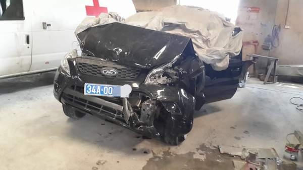 Xe chở Viện trưởng VKSND tỉnh Hải Dương Nguyễn Huy Thái bị nát phần đầu.